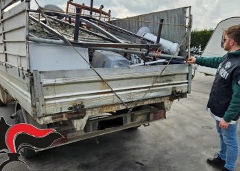 Aversa, trasporta rifiuti speciali illegalmente: denuncia e sequestro di un autocarro dei carabinieri