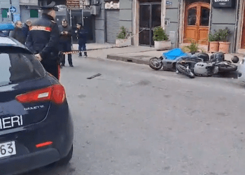 Napoli, quartiere Fuorigrotta: un morto e un ferito in un agguato davanti a un bar