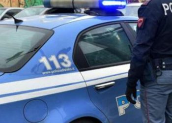 Acerra, pusher sorpreso a spacciare: poliziotti nel transitare in via Nobile intervengono e lo arrestano