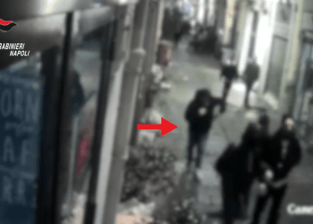 Violento pestaggio e sparatoria nel quartiere Chiaia di Napoli: tre giovani finiscono in carcere (Video)