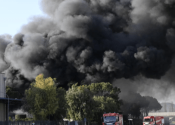 Caivano, incendio in azienda chimica: scuole chiuse e monitoraggi ambientali in atto per allarme diossina