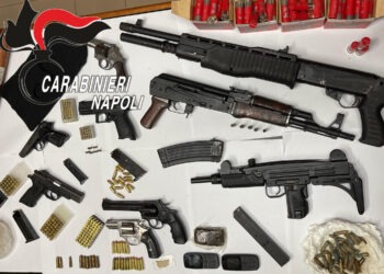 Afragola, scoperto arsenale di armi in un appartamento: 32enne arrestato