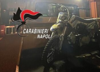 Bimbo di 9 anni sfreccia in una zona pedonale su una mini-moto da pista: denunciati i genitori