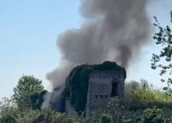 Lusciano, rogo in un’area di campagna: densa colonna di fumo nero nell’aria
