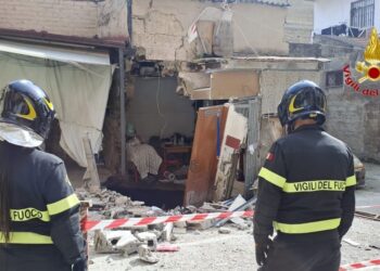 Orta di Atella, sfiorata la tragedia: crolla muro di un edificio durante i lavori di messa in sicurezza