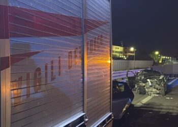 Terribile schianto sull’Asse mediano Nola-Villa Literno: otto auto coinvolte, tre giovani gravi