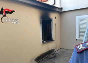 Caivano, incendio un appartamento rivela serra di marijuana: arrestato 43enne del posto
