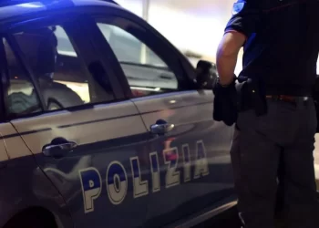 Tenta di lanciarsi dal cavalcavia sulla Tangenziale di Napoli: 40enne salvato dai poliziotti