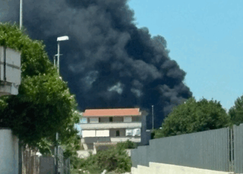 San Cipriano d’Aversa, deposito edile in fiamme, enorme nube tossica invade l’aria