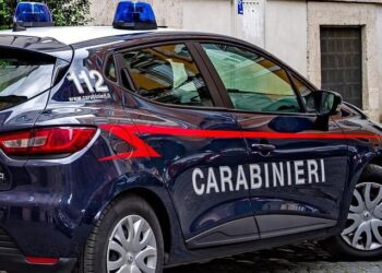 Napoli, Fuorigrotta, spintoni e calci ad una donna: identificati quattro giovani tra i 12 e i 16 anni