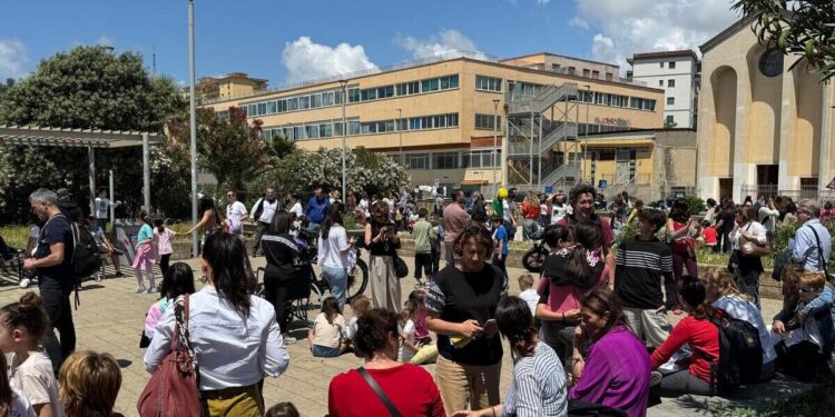 Residenti in strada dopo la forte scossa di terremoto è stata avvertita a Napoli e nei Campi flegrei.
