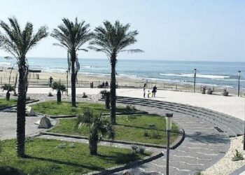 Giovane aggredito sul lungomare di Mondragone: gravi contusioni al volto per una collana d’oro