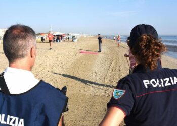 Omicidio sulla spiaggia di Varcaturo, convalidato l’arresto del 19enne: decisivi i filmati di videosorveglianza
