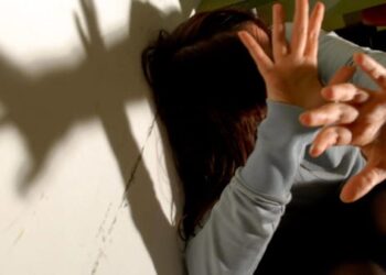 Volla, aggredisce la compagna con un coltello: arrestato un 59enne. La donna denuncia mesi di abusi