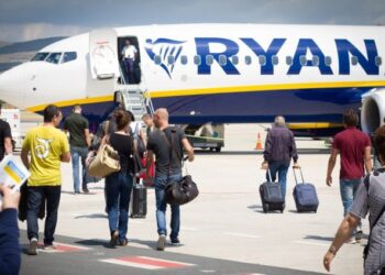 Aerei, Ryanair aumenta le dimensioni del bagaglio a mano gratuito: cosa cambia per i passeggeri