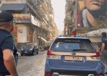 Napoli, camorra e droga, maxi blitz della Polizia: in manette 25 persone all’alba (Video)