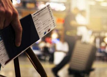 Viaggi aerei, addio carta d’identità al gate: basterà la carta d’imbarco per volare in Italia e in Europa