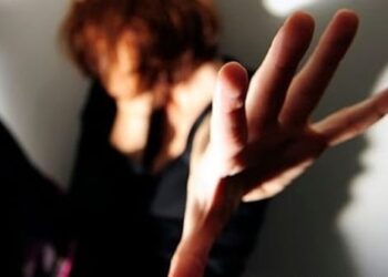 San Cipriano d’Aversa, picchia la moglie in strada: viene ripreso con il telefonino dalla figlia, arrestato