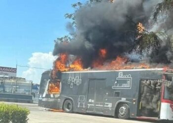 Orta di Atella, autobus in fiamme vicino al cimitero: intervengono vigili del fuoco e forze dell’ordine