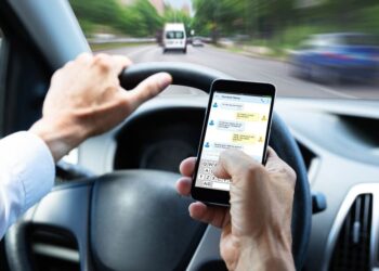 Napoli, controlli stradali: in un mese ritirate 384 patenti per uso del cellulare alla guida