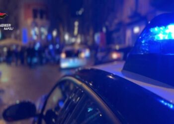 Coltelli, droga e parcheggiatori abusivi: raffica di denunce e sequestri nella movida napoletana (Video)
