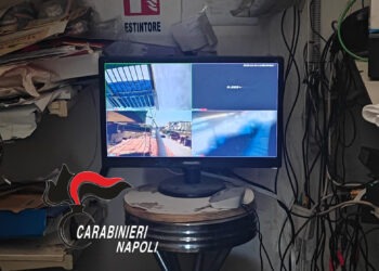 Giugliano, arrestata 41enne: spacciava crack in casa con figli e nipote