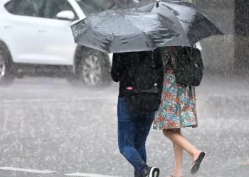 Meteo, dopo giorni di caldo e afa, arrivano i temporali in Campania: A Napoli spiagge pubbliche chiuse