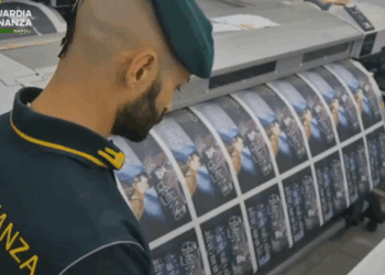 Napoli, scoperta stamperia del falso a Pianura: sequestrati 8mila articoli, due arresti