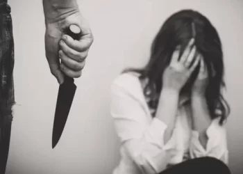 Napoli, prima aggredisce e poi accoltella la moglie: arrestato 52enne