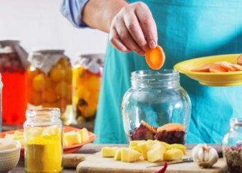 Intossicazione da botulino: sintomi, cause, cibi a rischio e come difendersi