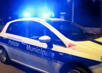Castel Volturno, maxi controlli della polizia municipale: sequestrati 6 scooter e raffica di multe