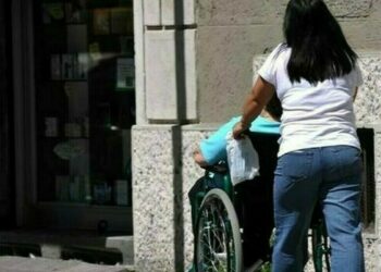 Badante ubriaca picchia l’assistita 81enne e si scaglia contro i carabinieri intervenuti per fermarla