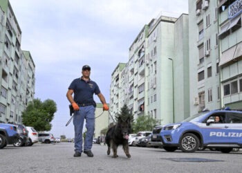 Caivano, vasta operazione di polizia all’alba al Parco Verde: blitz dopo i recenti fatti di cronaca