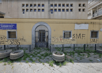 Napoli, 17enne ferisce ex compagno con un martello davanti a scuola: arrestato per tentato omicidio