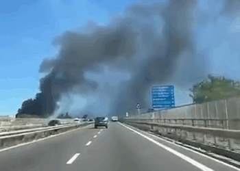 Tra Giugliano e Qualiano, esplosione e fiamme in una fabbrica chimica: paura per nube nera