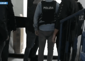 Scampia, famiglia sfrattata con la forza: 7 arresti per sequestro ed estorsione mafiosa – Video