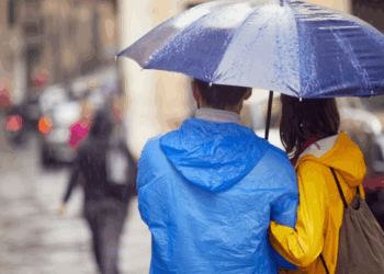 Meteo, ottobre inizia con maltempo e freddo: calo termico fino a 10 gradi e neve sugli Appennini