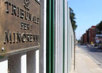 Napoli, carcere minorile, ragazzi in scooter improvvisano un corteo all’amico detenuto: arrestato 18enne