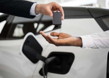 Bonus auto elettriche, dal 15 ottobre al via la piattaforma per i nuovi incentivi: requisiti e come ottenere il contributo