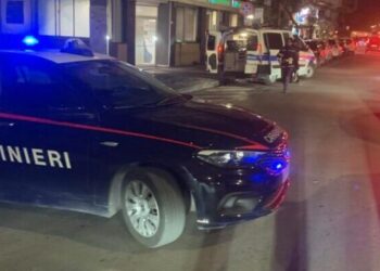 Follia a Frignano: fermato ai controlli, picchia un vigile urbano e tenta di investire un carabiniere