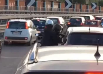 Terrore sull’Asse Mediano. Banditi in azione in due rapine: video sui social documenta l’assalto a una Bmw