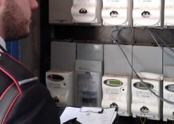 Pozzuoli, scoperti allacci abusivi: 9 persone denunciate per furto di energia elettrica