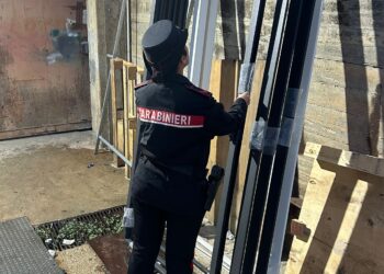 Villa Literno, sequestrata azienda di infissi: denunciato il titolare per gestione irregolare di rifiuti