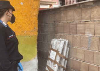 Villa Literno, amianto e altri rifiuti abbandonati in un immobile di un imprenditore edile: denunciato