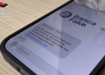 Scoperta una base operativa di truffe online “phishing”: tre arresti e due denunce (Video)