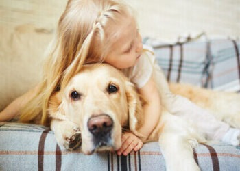 Bimbi che crescono con un cane in casa hanno meno probabilità di sviluppare asma: la ricerca