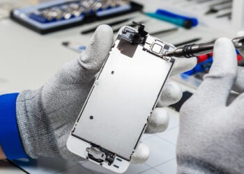 Nel casertano, porta il cellulare in assistenza e le svuotano il conto in banca: tre persone a processo