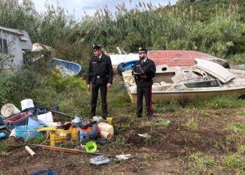 Giugliano, frazione di Varcaturo, scoperta maxi discarica abusiva: un arresto e una denuncia