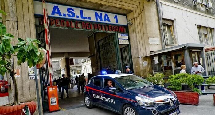 L'ospedale Vecchio Pellegrini di Napoli dove nella notte un ragazzo armato di pistola e con in testa un casco, ha sparato alcuni colpi d'arma da fuoco all'indirizzo di un 22enne del quartiere Arenella giunto poco prima, insieme con altri giovani, con ferite d'arma da fuoco alle gambe, 17 maggio 2019.ANSA / CIRO FUSCO