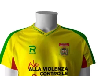 Il Real Marcianise calcio condanna ogni forma di violenza sulle donne con una maglia speciale